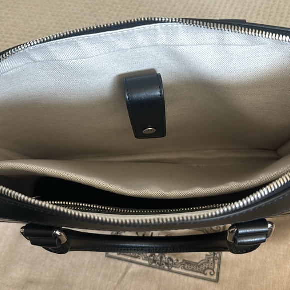 New-Gucci leather bag. Can be used for work or travel. fit laptop & work files. - Picture 5 of 7